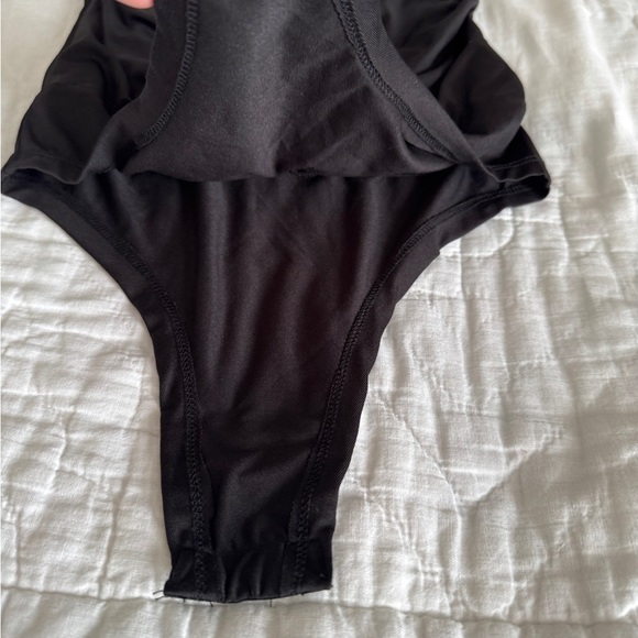 ADIKA Black Size XS short sleeve bodysuit with snap bottom and ruching - Picture 4 of 10